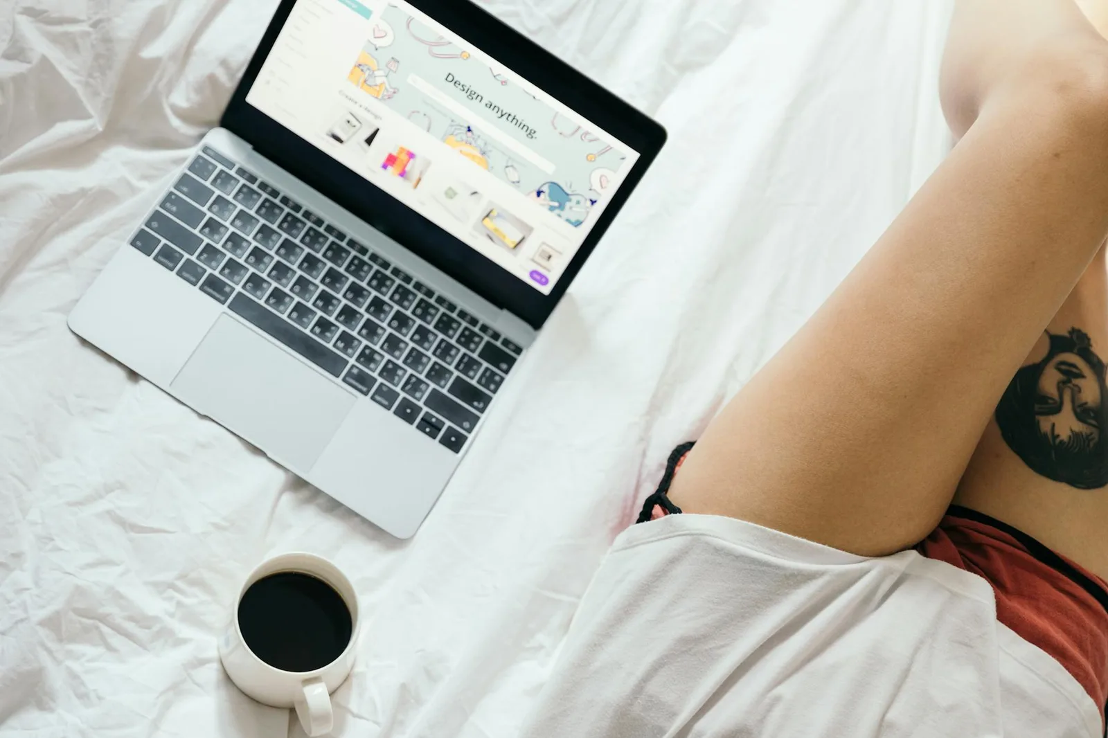 Personne consultant un site web moderne sur un ordinateur portable