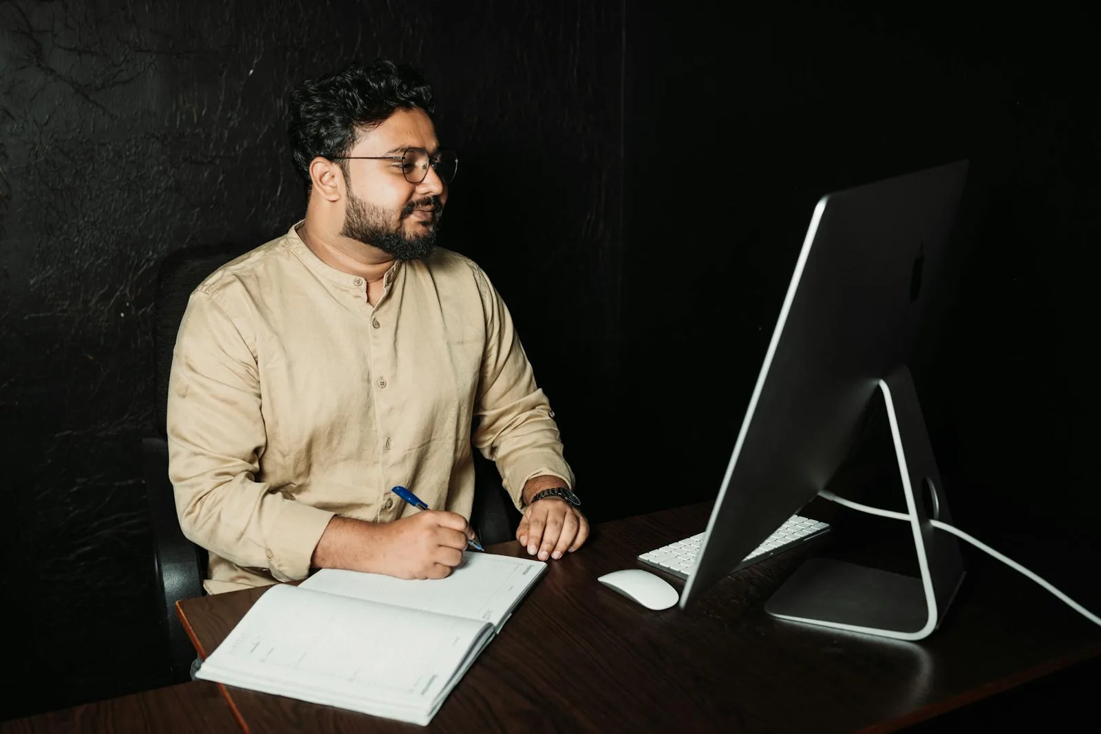 Entrepreneur travaillant sur un ordinateur dans un bureau moderne