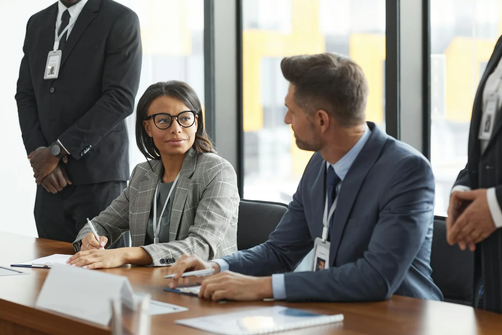 Professionnels diversifiés discutant de stratégie lors d'une réunion de direction moderne