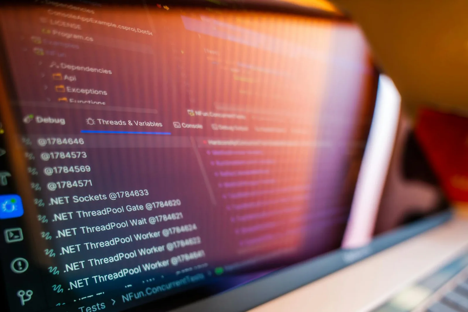 Vue rapprochée d'un écran d'ordinateur affichant du code et des informations de débogage