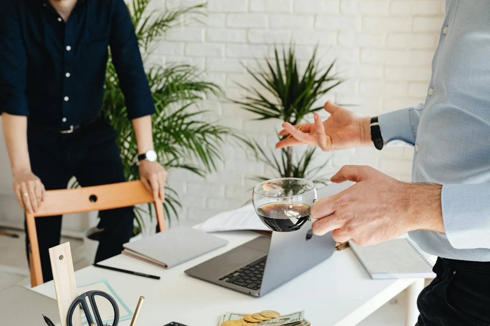 Réunion d'affaires décontractée avec des collègues discutant d'idées dans un bureau moderne