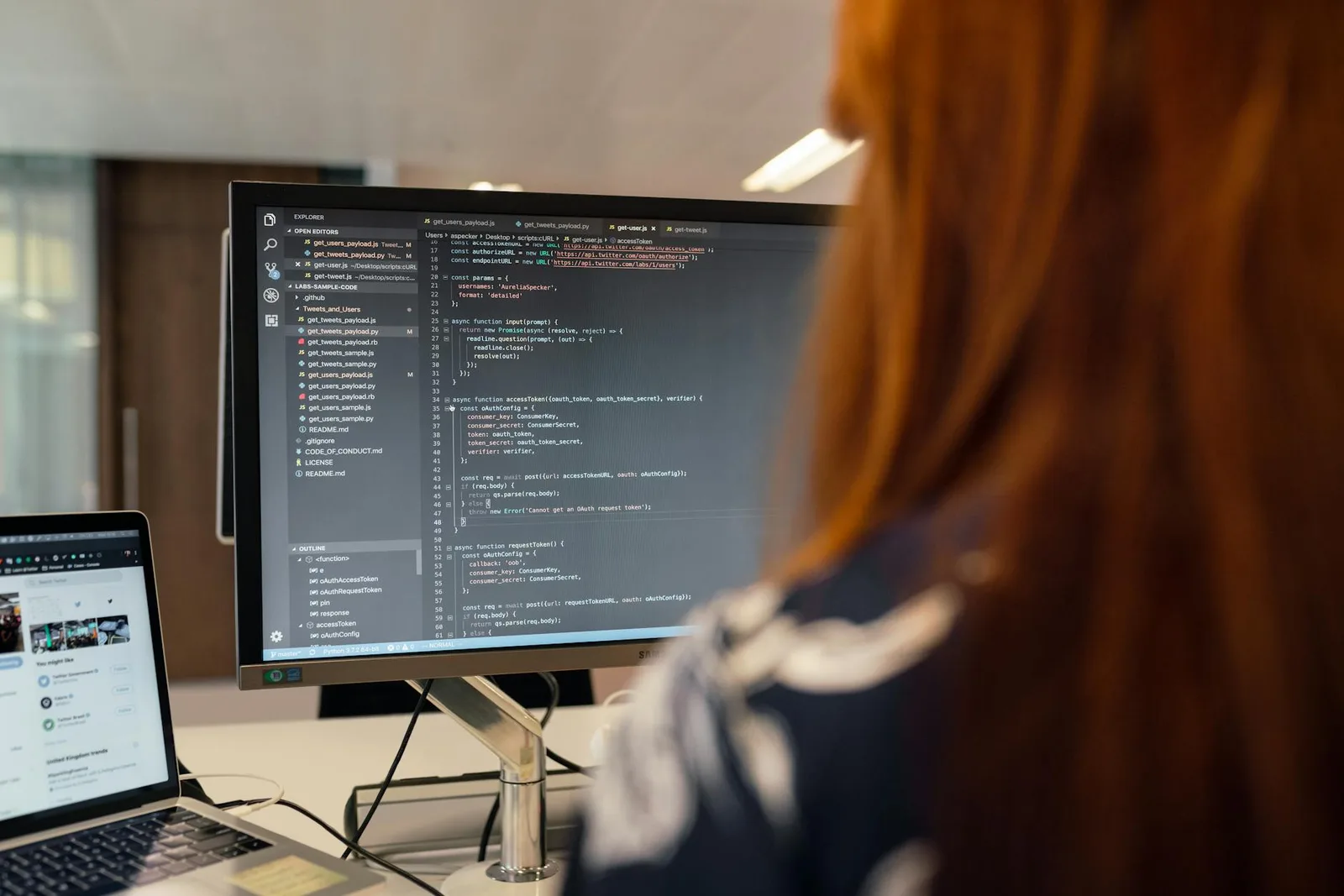 Développeuse travaillant sur du code dans un environnement de bureau moderne