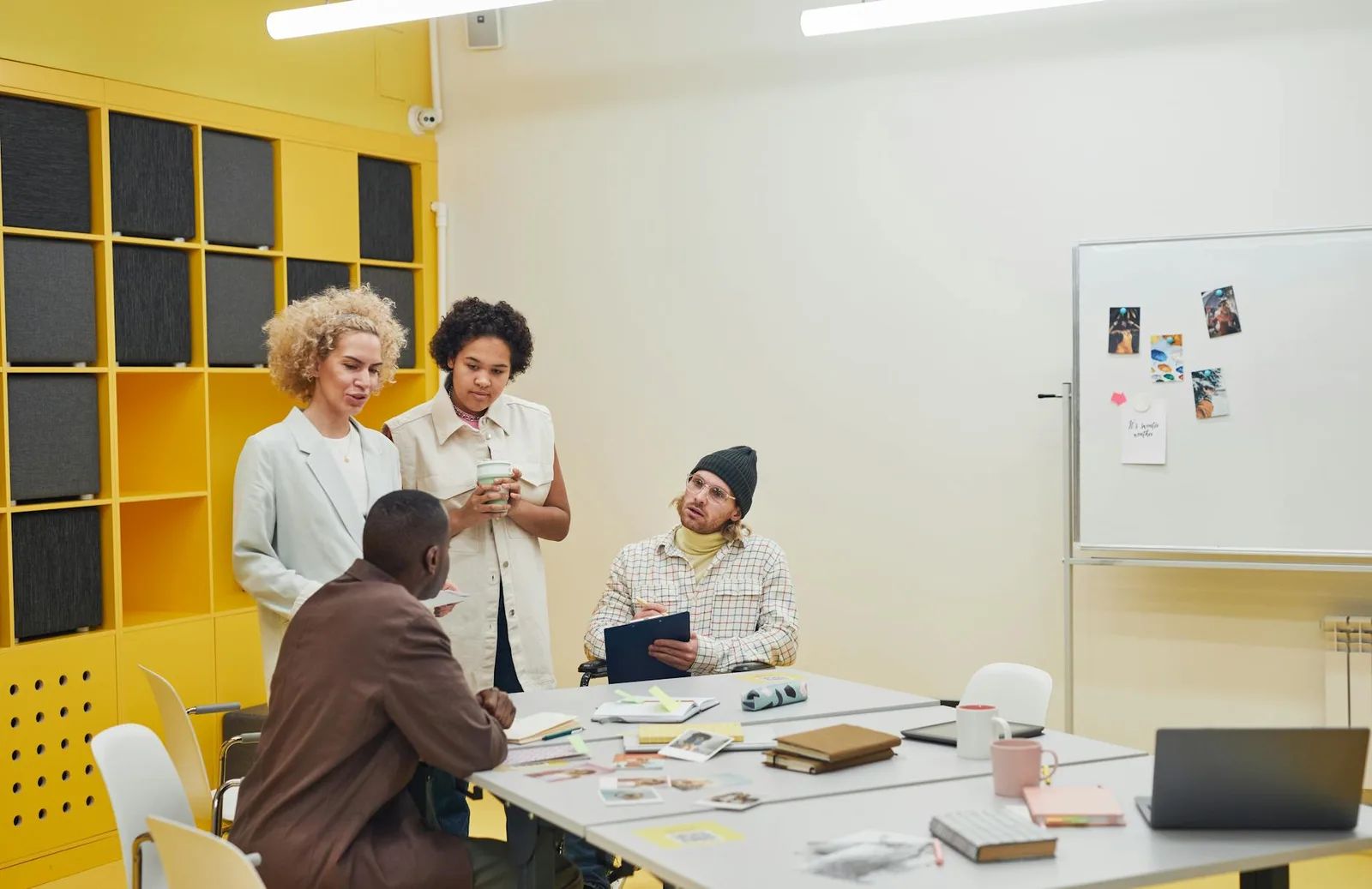 Équipe d'agence créative en réunion collaborative dans un bureau moderne