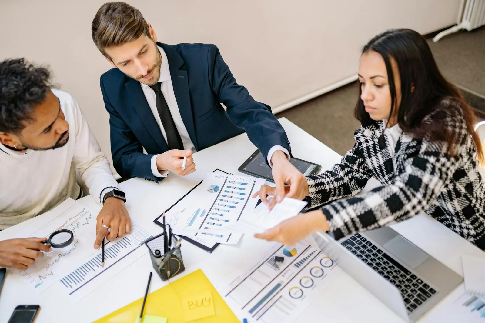 Professionnels engagés dans une réunion collaborative avec graphiques et documents