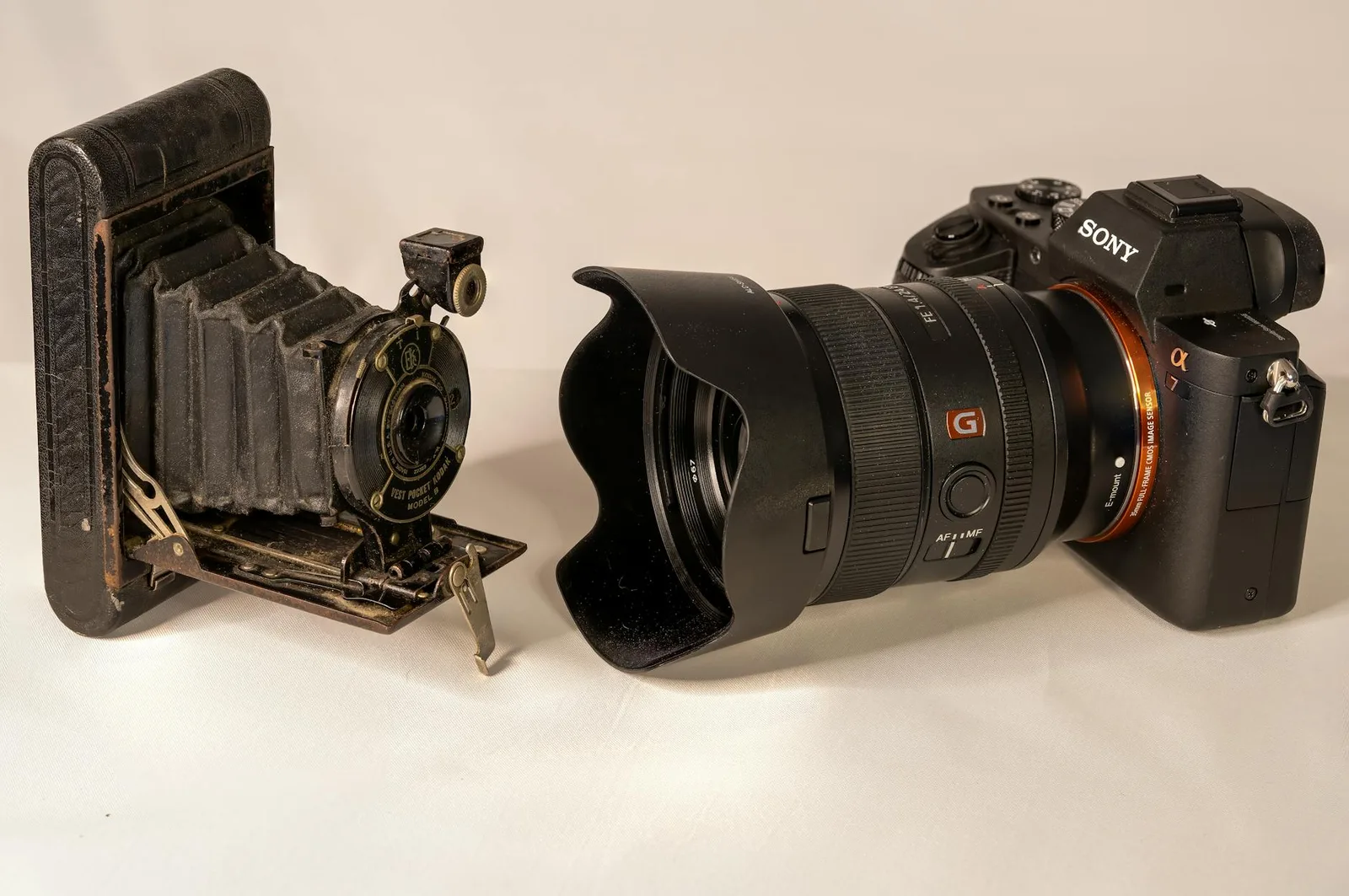 Appareil photo vintage à côté d'un appareil photo reflex moderne, illustrant l'évolution technologique