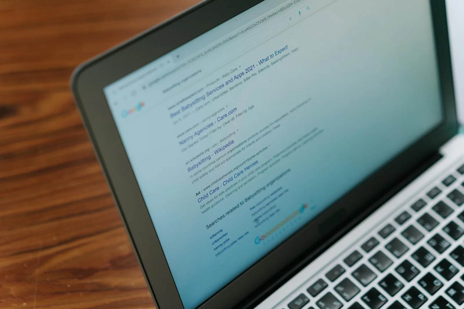 Vue rapprochée d'un ordinateur portable affichant une page de moteur de recherche