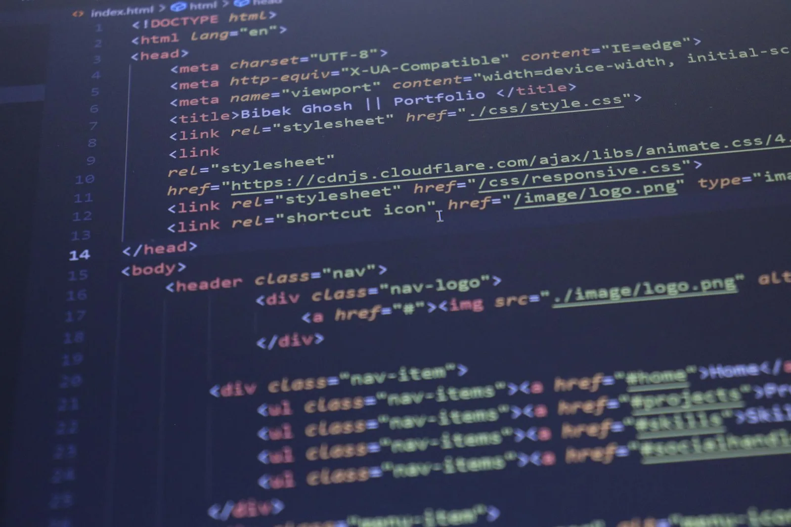 Vue rapprochée de code HTML et CSS affiché sur un écran d'ordinateur