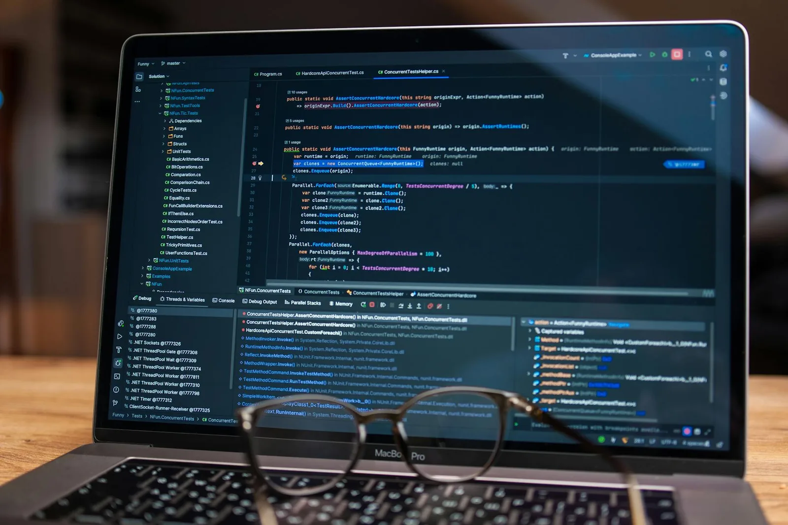Écran d'ordinateur portable montrant un logiciel de débogage avec du code